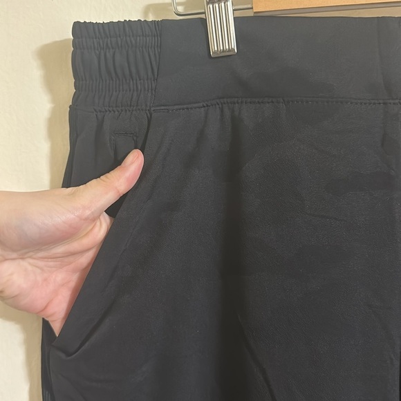 NWT Athleta Brooklyn Lined Black Camo Joggers 12P - Picture 3 of 6